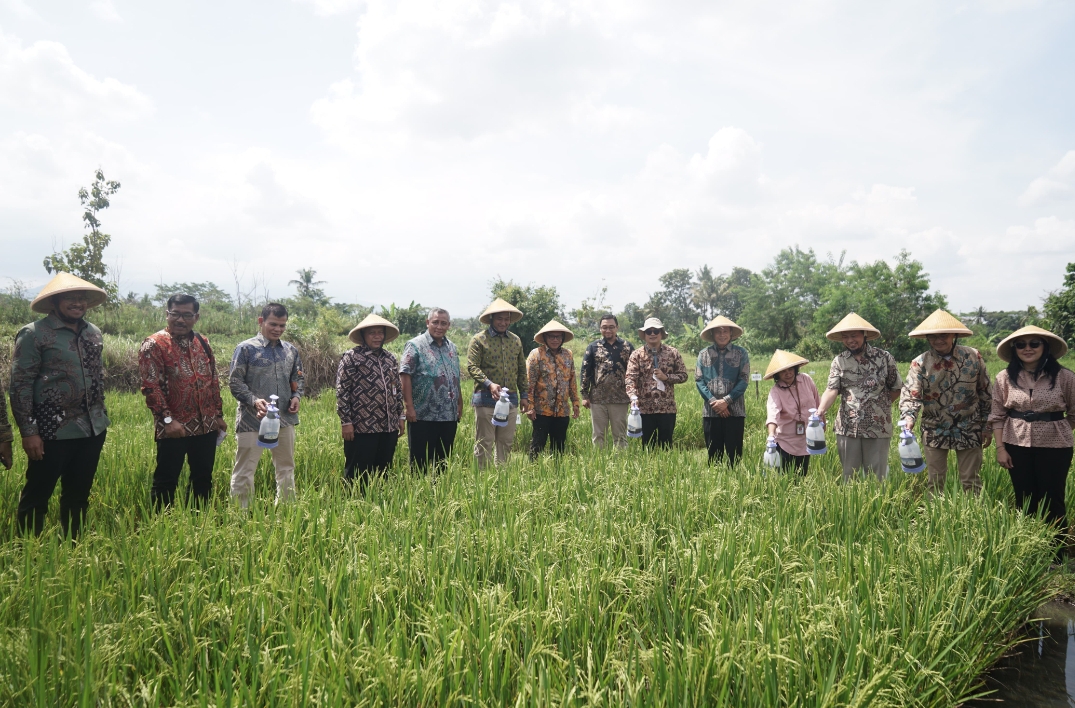 Peluncuran alat produksi kalium humat, produk hilirisasi batu bara yang berperan sebagai pembenah tanah dan pupuk hayati, pada Rabu (21/8/2025).(Foto: Corcom PTBA)