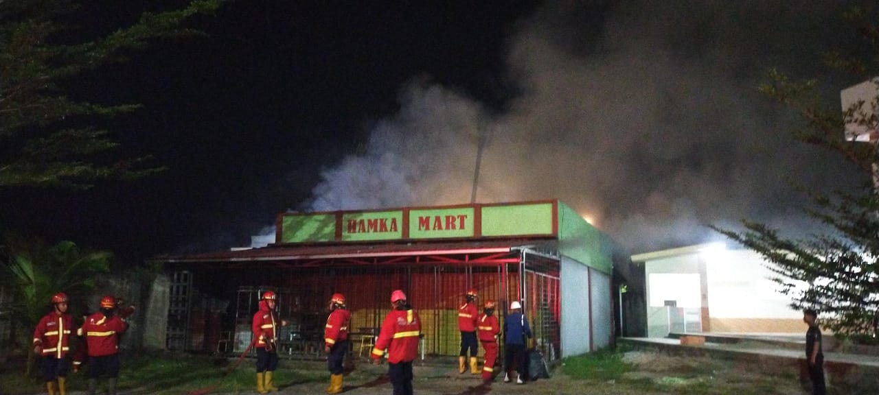 Kebakaran melanda Toko Hamka Mart di Jalan Palarik Aiepacah, Kototangah, Rabu (20/8/2025) malam. (Dinas Damkar&nbsp;Kota&nbsp;Padang)