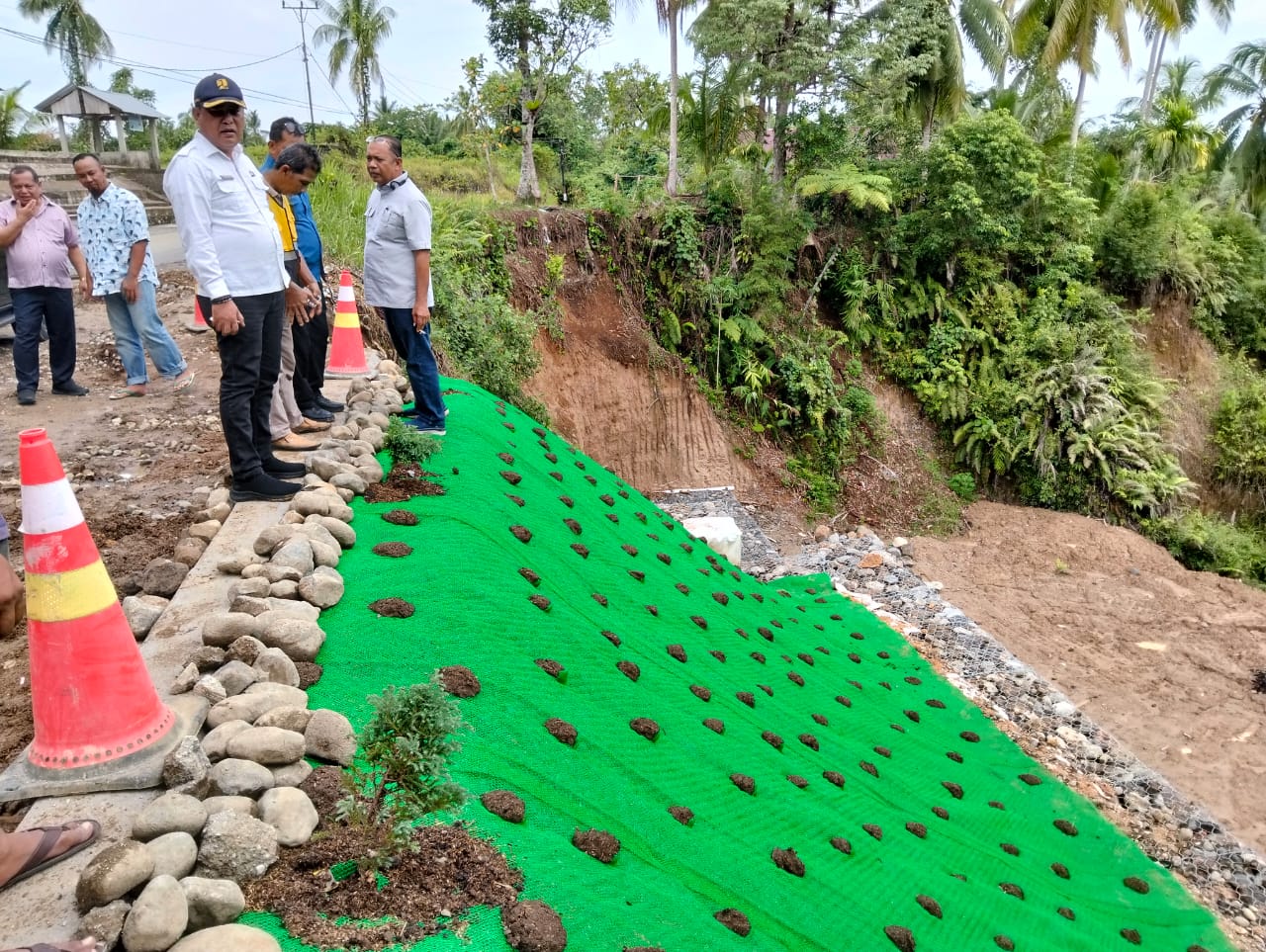 Perbaikan jalan amblas Padang Olo, Sungai Limau, Padangpariaman senilai Rp1,4 miliar selesai dikerjakan, mempermudah akses warga menuju Maninjau dan mengurangi jarak tempuh 17 KM.