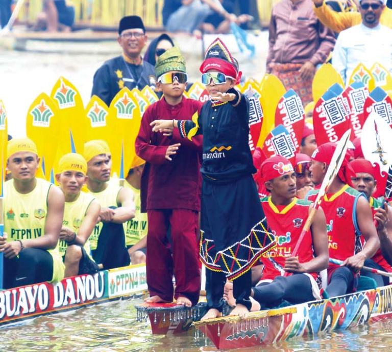 MELESTARIKAN TRADISI: Dikha (kanan) bersiap bersama Jalur Tuah Khogi Dubalang Ghajo, Desa Pintu Gobang Kari, Kecamatan Kuantan Tengah, Kabupaten Kuansing, kemarin (20/8).