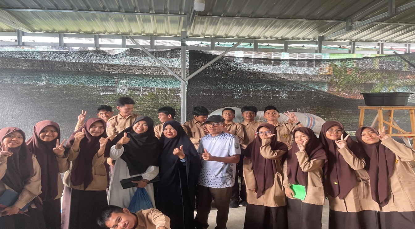 BERSEMANGAT: Siswa SMA Swasta Islam BS Raudhatul Jannah Payakumbuh ketika belajar produksi jamur.