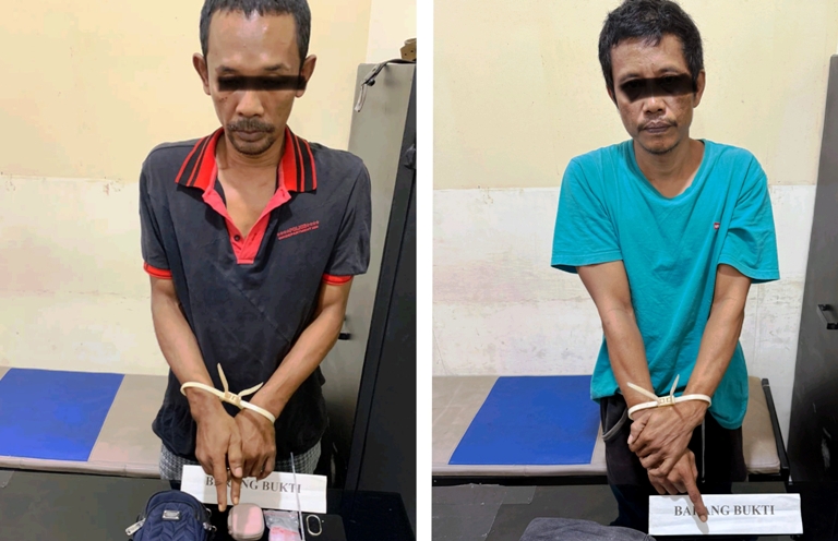 DITANGKAP: Dua pria berinisial AG dan IS, saat menjalani pemeriksaan di Mapolres Agam atas dugaan kasus penyalahgunaan narkoba, kemarin.
