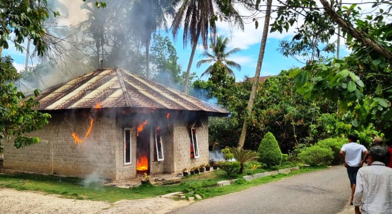 LUDES TERBAKAR: Rumah permanen terbakar dilalap api di Jorong Suayan Randah, Nagari Suayan, Kecamatan Akabiluru, Kamis (21/8).