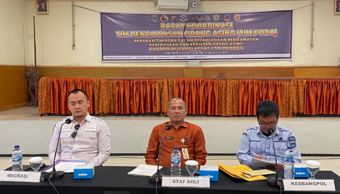Kantor Imigrasi gelar Rapat Tim PORA Kabupaten Solok Selatan bahas pengawasan orang asing, sinergi lintas instansi, hingga isu investasi.