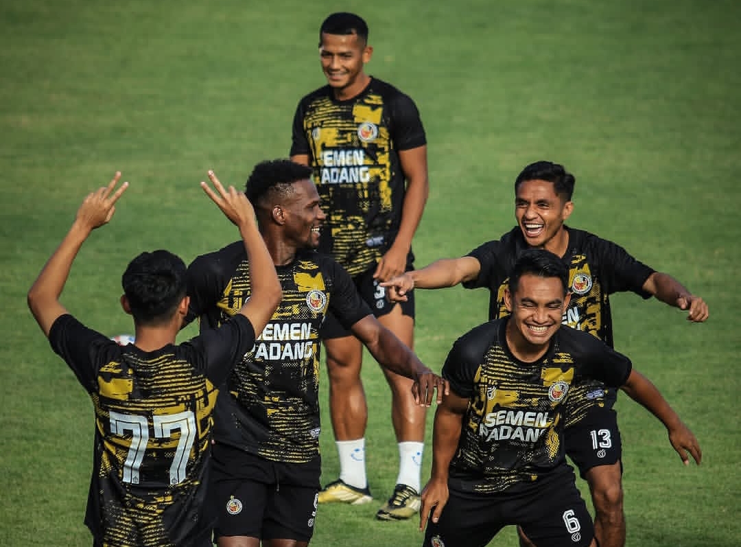 Para pemain Semen Padang FC latihan intensif di Padang sebagai persiapan menghadapi PSM Makassar dalam lanjutan BRI Super League 2025.(Foto: IG Semen Padang FC)