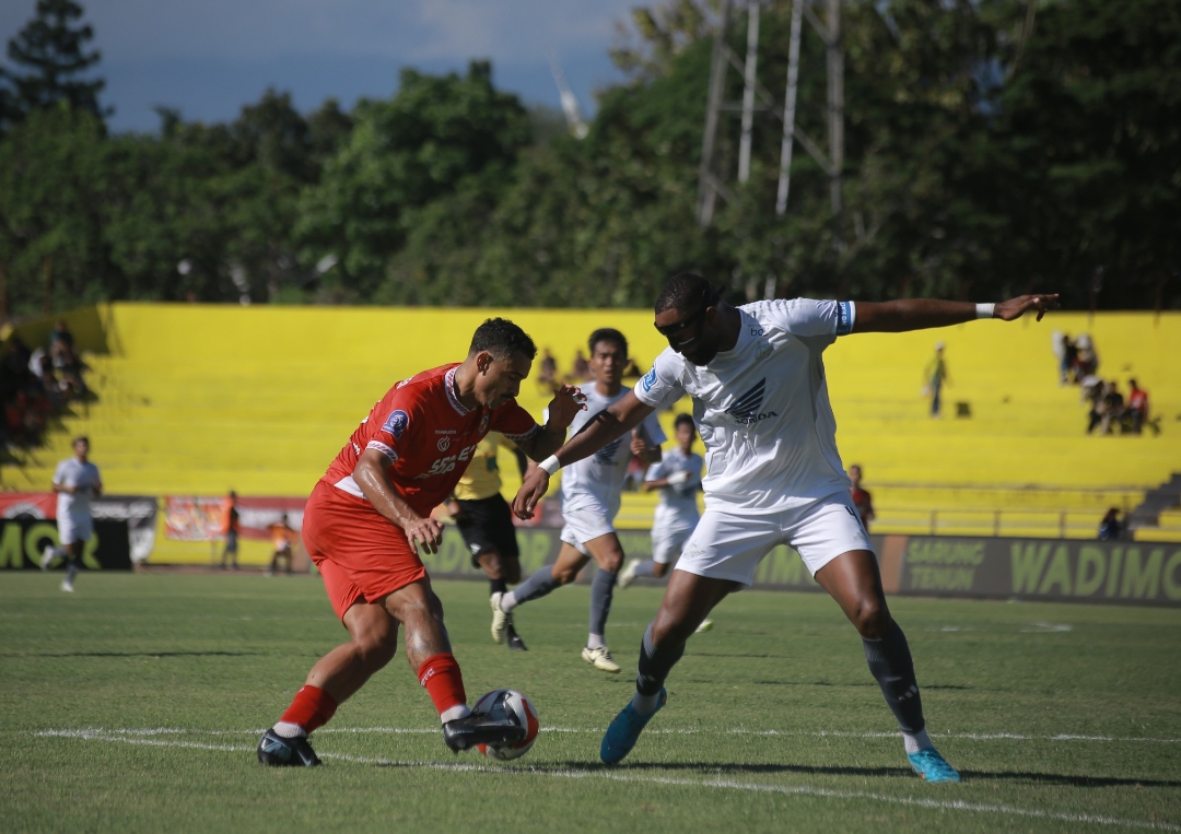 Duel perebutan bola antara pemain Semen Padang FC dan PSM Makassar dalam laga pekan ketiga Super League 2025/2026 di Stadion Haji Agus Salim, Padang. (Foto: Irham)