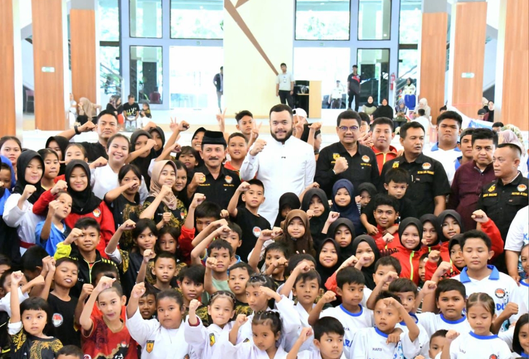 Wako Padang Fadly Amran bersama atlet Kejuaraan Provinsi (Kejurprov) Shokaido Sumbar ke-3 Tahun 2025. (Foto: Prokopim)