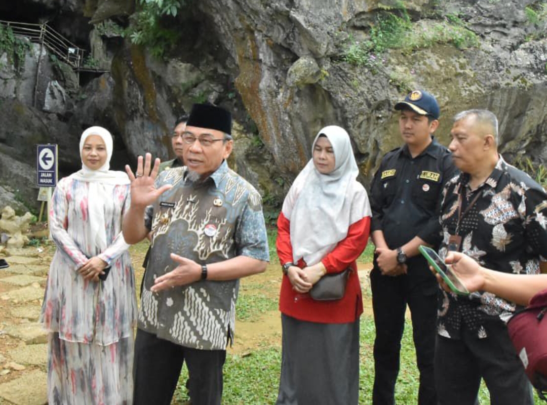 Wawako Padang Maigus Nasir kunjungi destinasi wisata Goa Kelelawar Padayo yang berada di Kompleks PT Semen Padang, Indarung, Jumat (22/8/2025).(Foto: Prokopim)