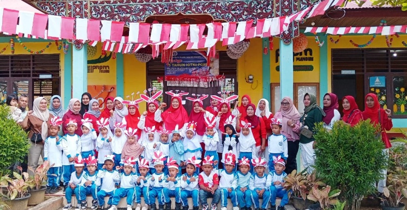 KOMPAK: Murid dan guru UPTD TK Negeri Pembina Kecamatan Tanjungemas terlihat kompak dalam perayaan HUT ke-80 RI.