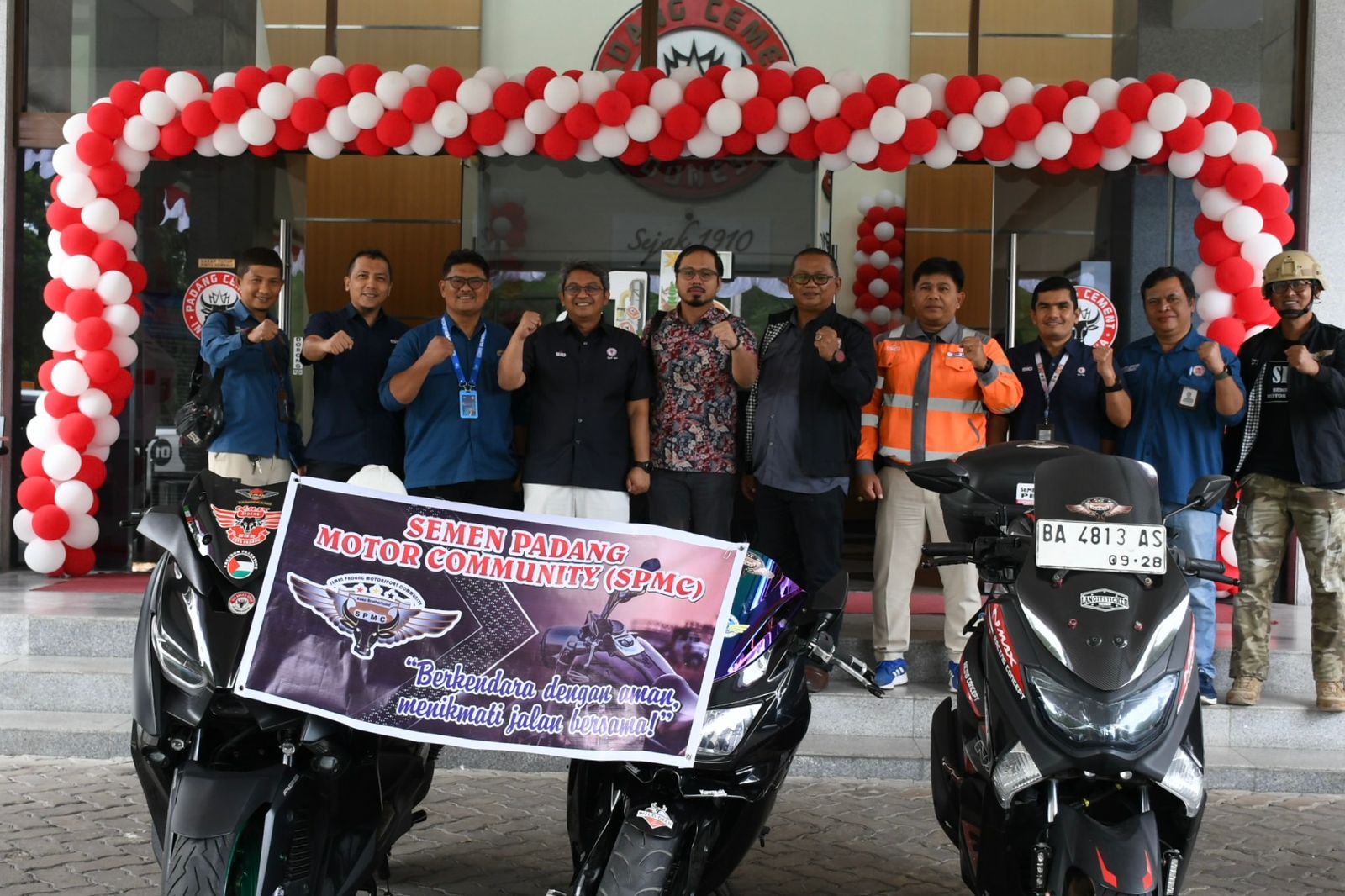 SPMC dilepas Direktur Operasi PT Semen Padang (empat kiri) mengikuti Festival Pacu Jalur 2025 di Kuansing Riau.