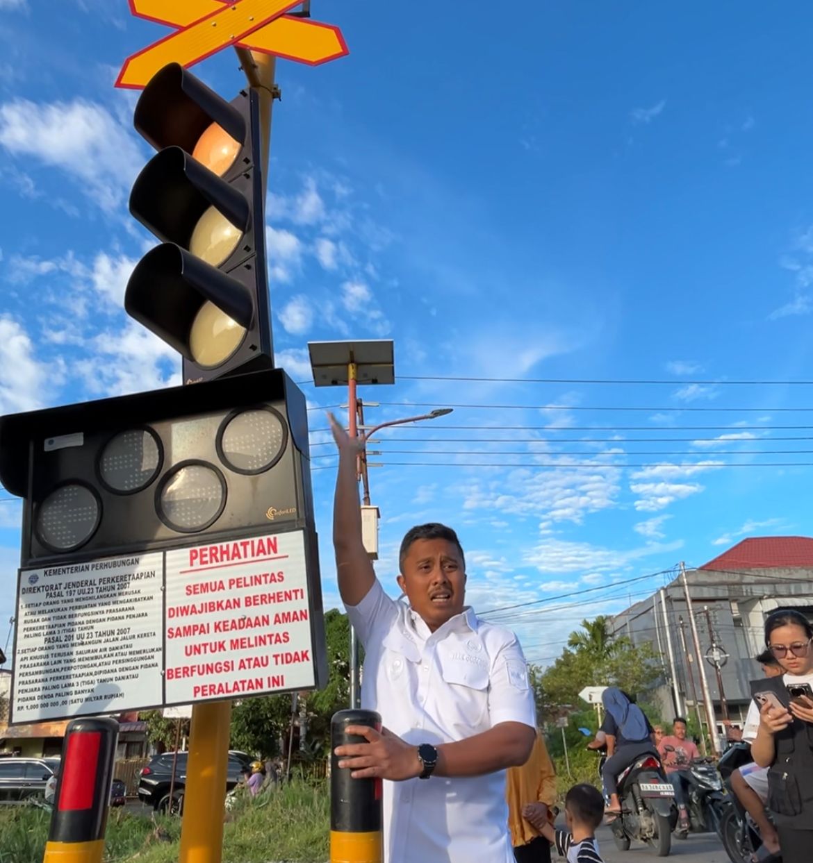 Kecelakaan kereta api vs Brio di Padang tewaskan dua siswi SMA, termasuk putri Kapolres Solok Kota. Wagub Sumbar minta evaluasi rambu perlintasan.