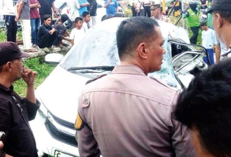 REMUK: City car bermuatan tujuh orang remuk usai ditabrak KA B26 Minangkabau Ekspres di KM 7+800 petak jalan antara Stasiun Padang dan Stasiun Tabing, kemarin.