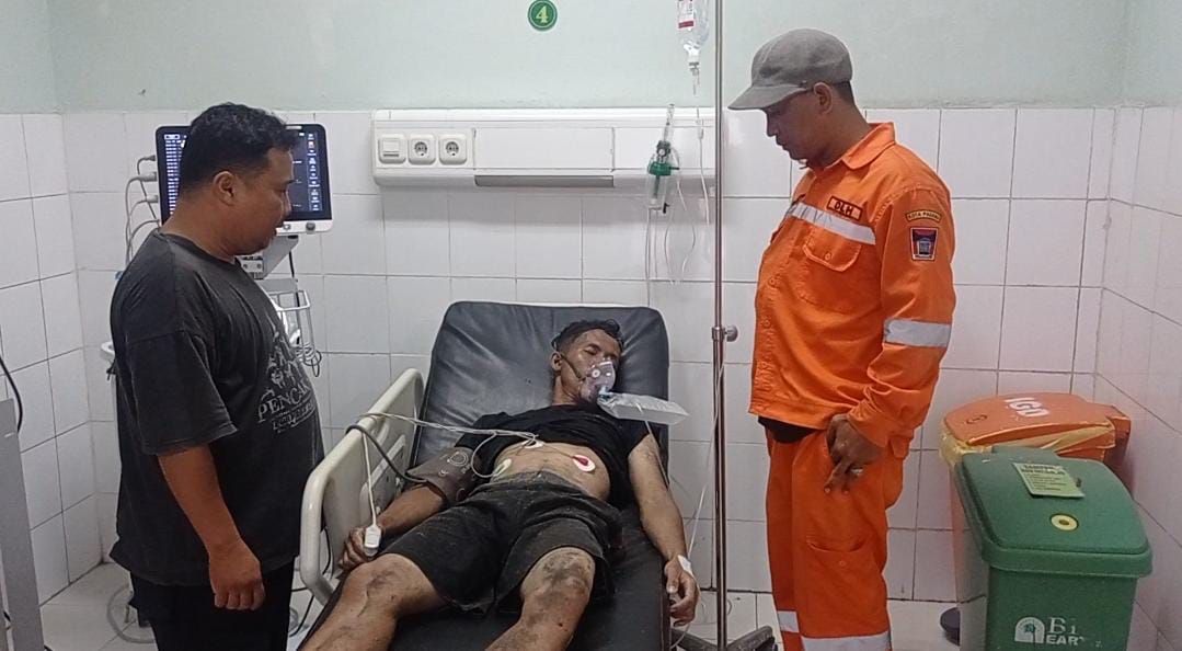 Korban terseret ombak saat mendapatkan perawatan medis di rumah sakit, Sabtu (23/8/2025).