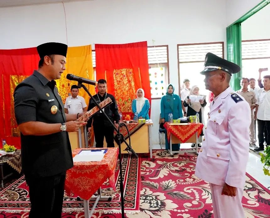 Bupati Sijunjung, Benny Dwifa Yuswir mengukuhkan kembali Husni Tamrin sebagai Wali Nagari Solok Ambah masa jabatan periode 2019-2027, Kamis (21/8).