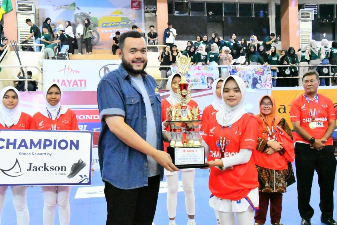 Wali Kota Padang, Fadly Amran, menyerahkan piala kepada tim putri juara satu Honda DBL with Kopi Good Day 2025 West Sumatera di GOR Prayoga Padang, Sabtu (23/8/2025).(Foto: Prokopim)