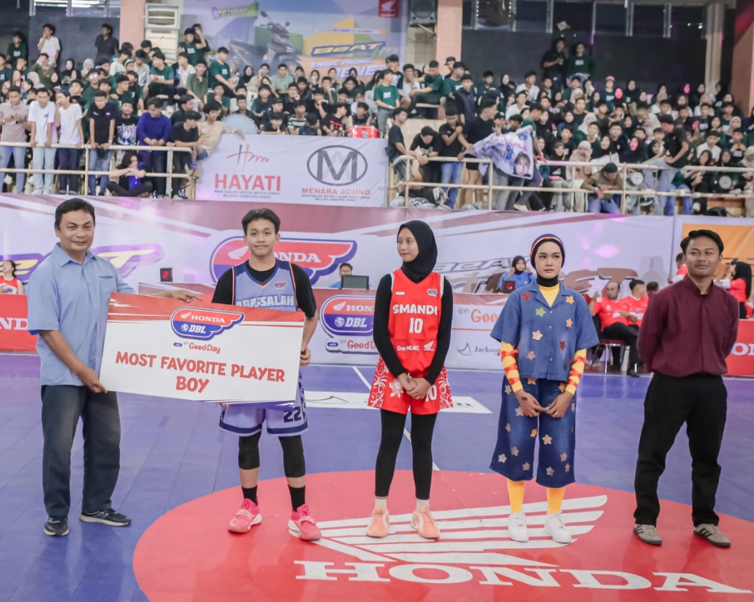 Penyerahan penghargaan untuk dua pemain terbaik DBL Sumbar 2025: Haris dari MA Ar Risalah Padang sebagai MVP Putra, dan Adiah dari SMAN 2 Padang sebagai MVP Putri.(Foto: Gilang DBL)