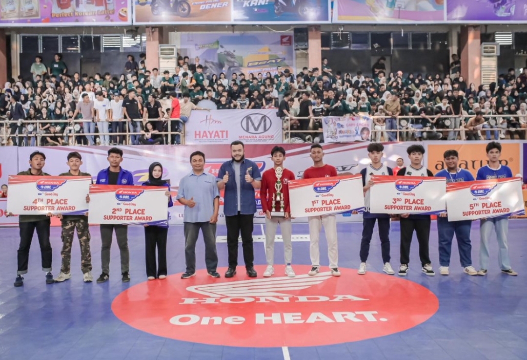 Wali Kota Padang Fadly Amran serahkan penghargaan bagi suporter yang menunjukkan dedikasi dan loyalitas sepanjang gelaran DBL Sumbar 2025.(Foto: DBL Indonesia)