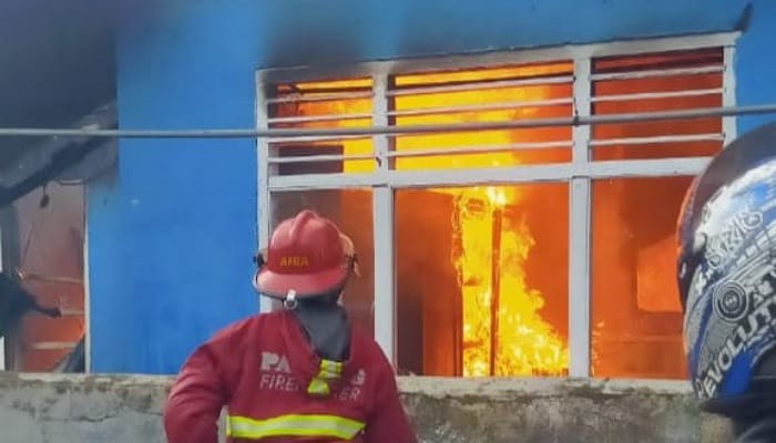 Personel Dinas Damkar Kota Padang memadamkan api yang membakar rumah petak dan kos-kosan di Dalam Gadung, Lubukbegalung, Kota Padang, Sabtu (23/8/2025).