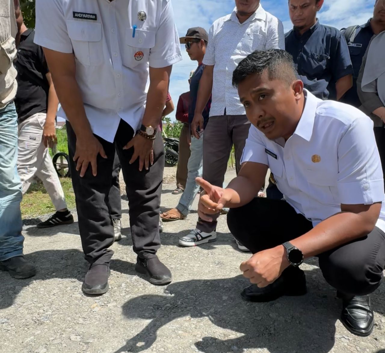 Wagub Sumbar Vasko Ruseimy temukan jalan lingkungan di Padang tidak sesuai spesifikasi.