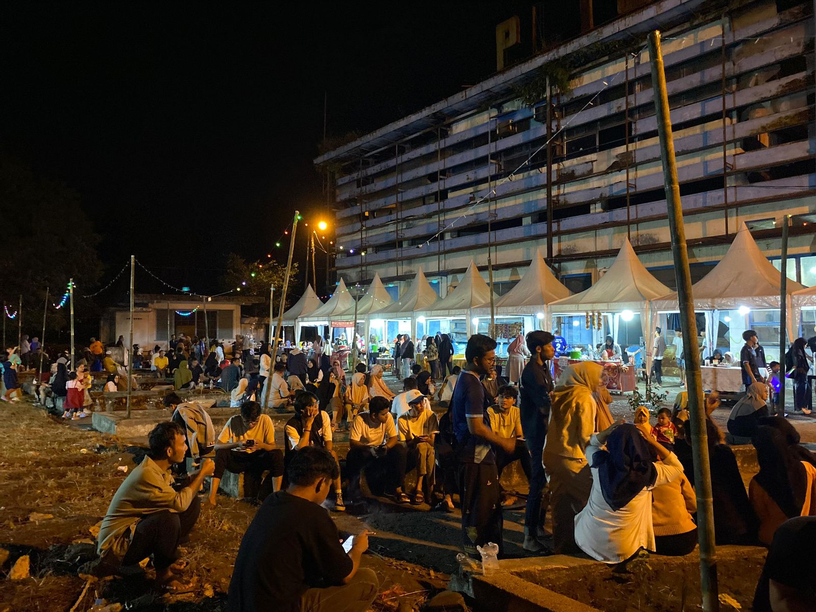 Pemerintah Desa Salak, Kecamatan Talawi, Kota Sawahlunto menyulap kawasan pascatambang PTBA menjadi pusat pameran UMKM yang menghadirkan suasana klasik ala angkringan.