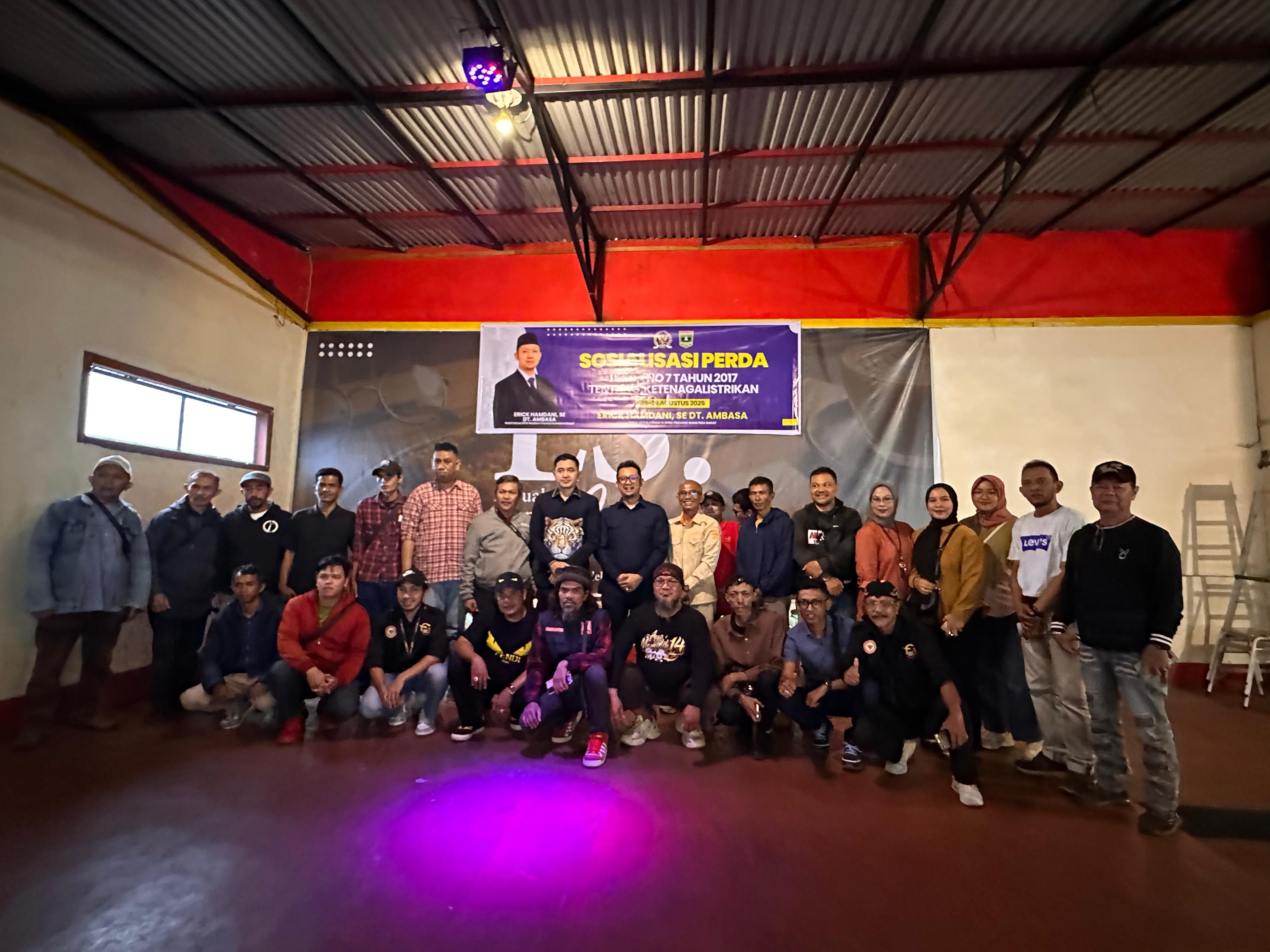 Erick Hamdani sosialisasikan Perda Ketenagalistrikan Sumbar di Padangpanjang. Perda ini atur akses listrik merata, pemanfaatan energi lokal, hingga kepastian hukum investasi kelistrikan.