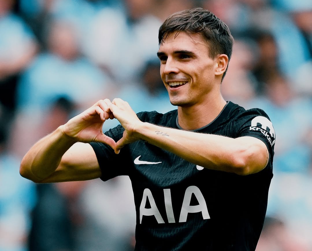 Selebrasi Joao Palhinha usai cetak gol kedua Tottenham Hotspur saat menang melawan Manchester City, Sabtu (23/8/2025). (Foto: IG @spursofficial)