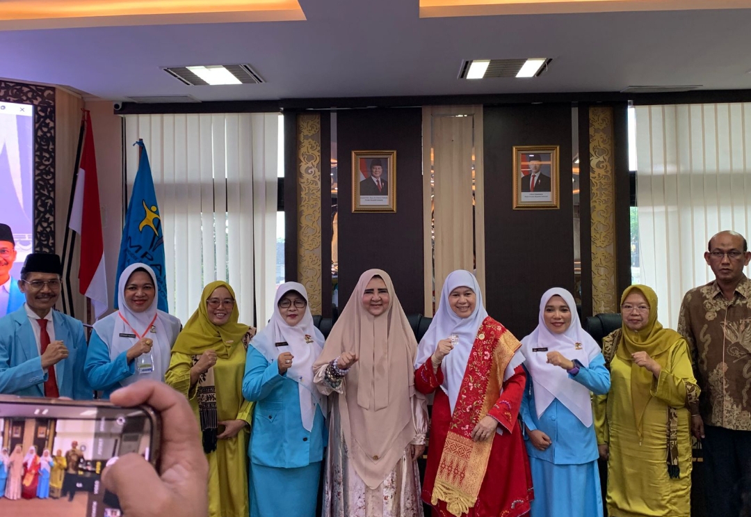 Nevi Zuairina bersama peserta Muswil HIMPAUDI Sumbar.(Foto: Tim NZ)
