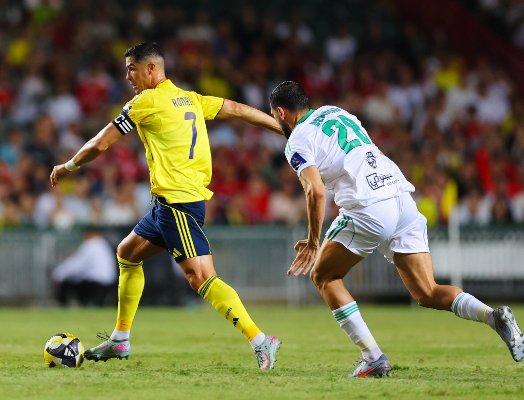 Cristiano Ronaldo menguasai bola dalam laga Al Nassr vs Al Ahli di semifinal Supercopa Arabia 2025, Sabtu (23/8/2025). (Foto: Al Nassr)