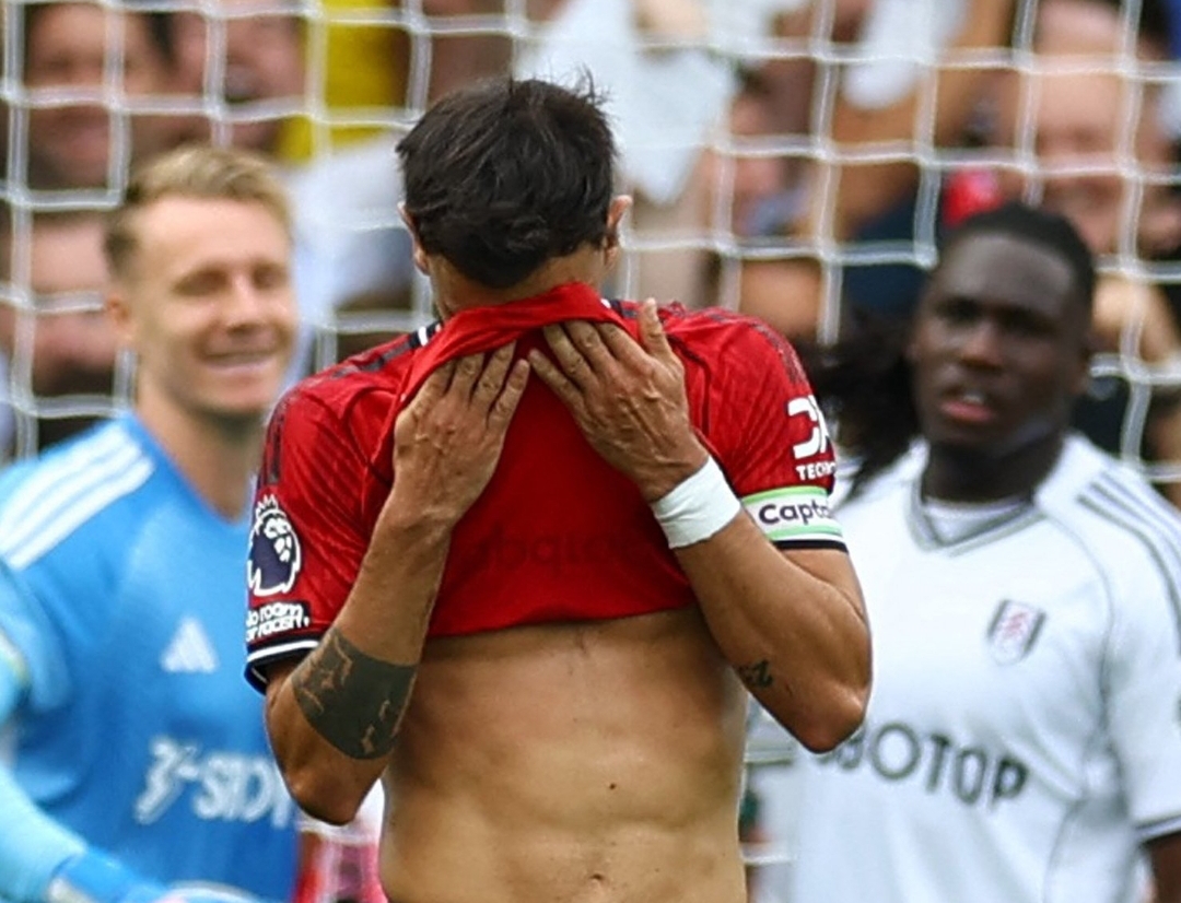 Bruno Fernandes gagal mengeksekusi penalti di babak pertama pertandingan Manchester United melawan Fulham. (Foto: X @premierleague)