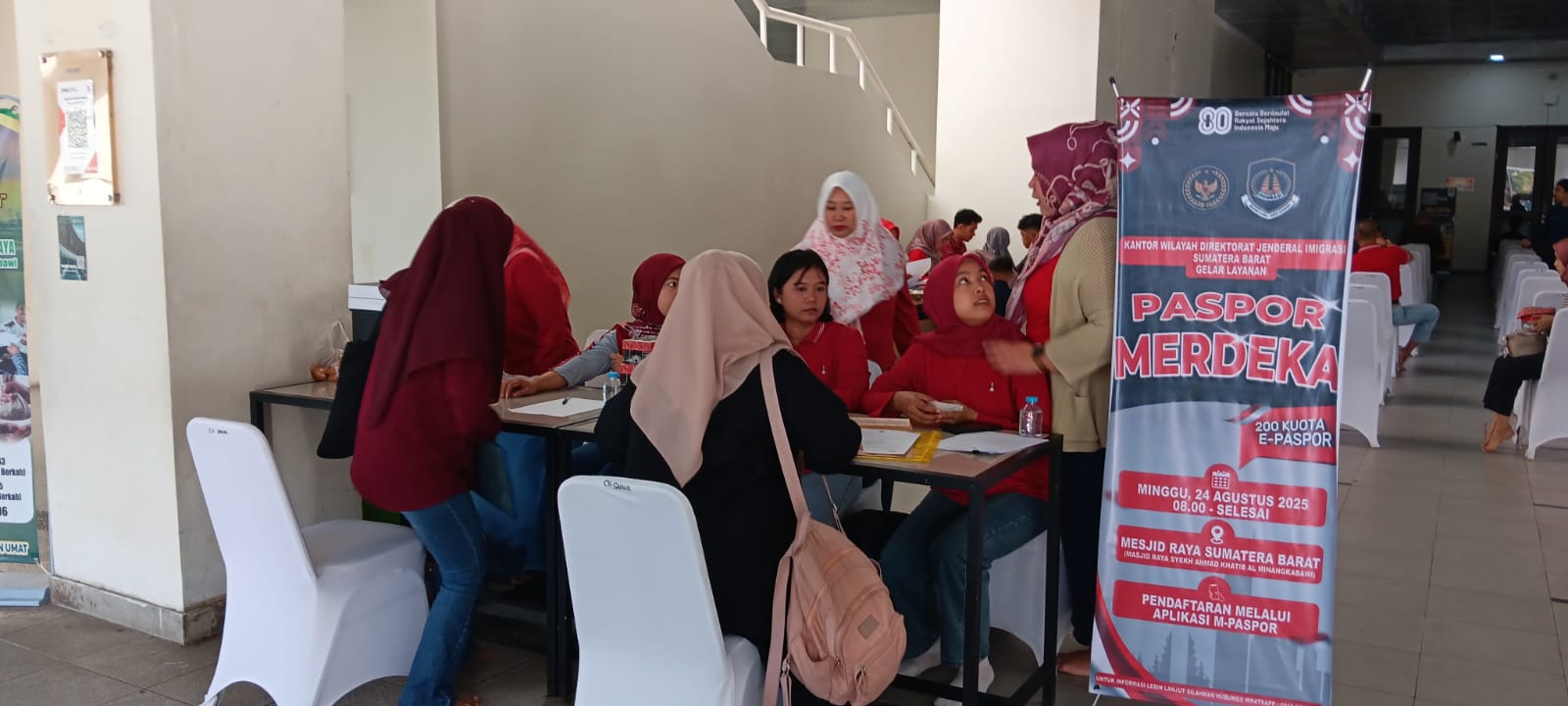 Kanwil Imigrasi Sumbar gelar Layanan Paspor Merdeka di Masjid Raya, sediakan 200 kuota pemohon paspor baru dan penggantian, sambut HUT ke-80 RI.