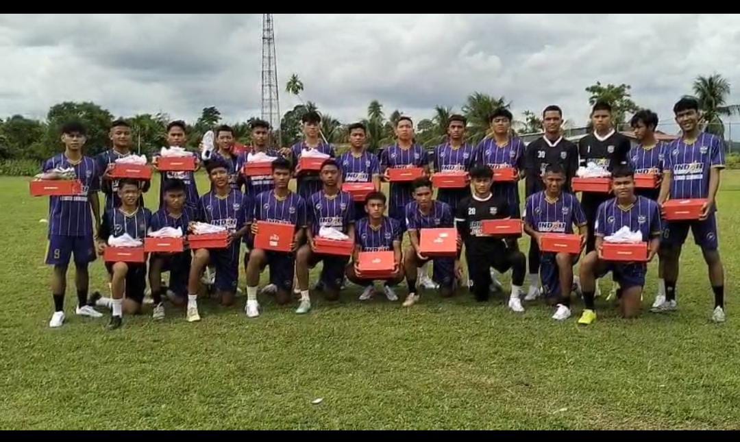 Presiden Josal FC H. Arisal Aziz hadiahkan 65 pasang sepatu bola dan 65 pasang sepatu kets untuk tim U-15 dan U-17 jelang Soeratin Cup.