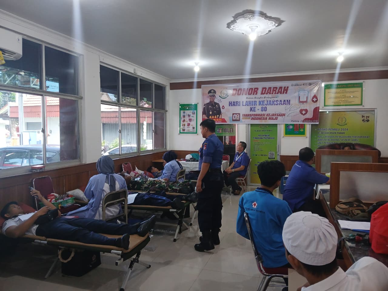 Kejari Padang menggelar kegiatan donor darah dalam rangka menyambut HUT ke-80 Kejaksaan, kemarin.