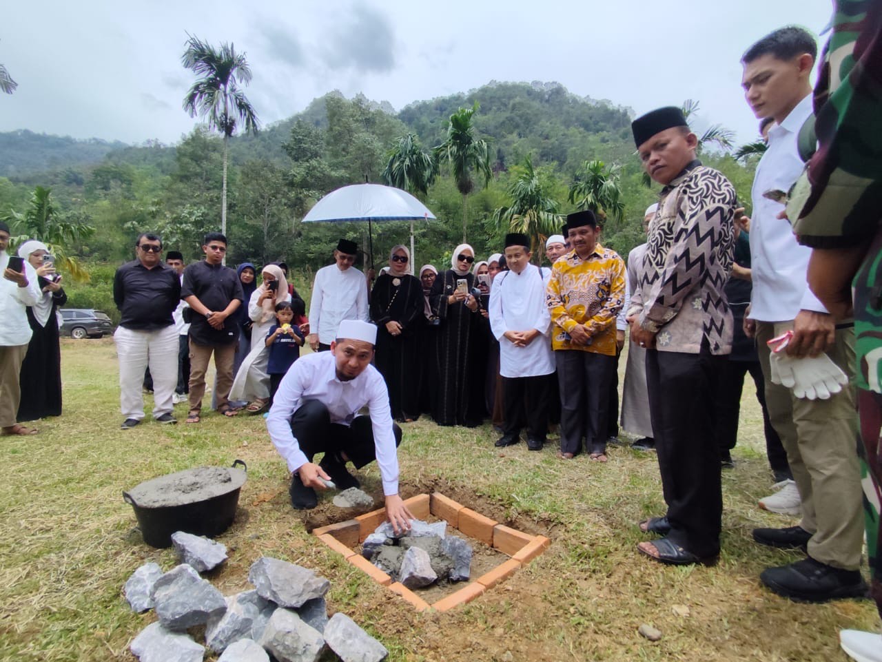 Ustad Adi Hidayat didampingi Rektor Universitas Tripoli, Prof. Abubakar, dan Wali Nagari Harau, Sukri Andi, saat peletakan batu pertama pembangunan Pesantren Mira Institute. Minggu (24/8).