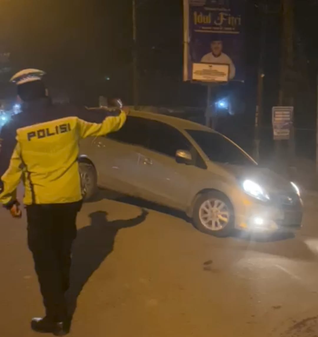 Gapura roboh di depan SPN Padangbesi, sebabkan macet total, Senin malam (25/8/2025). Satlantas Polresta Padang terapkan rekayasa arus lalin untuk evakuasi.