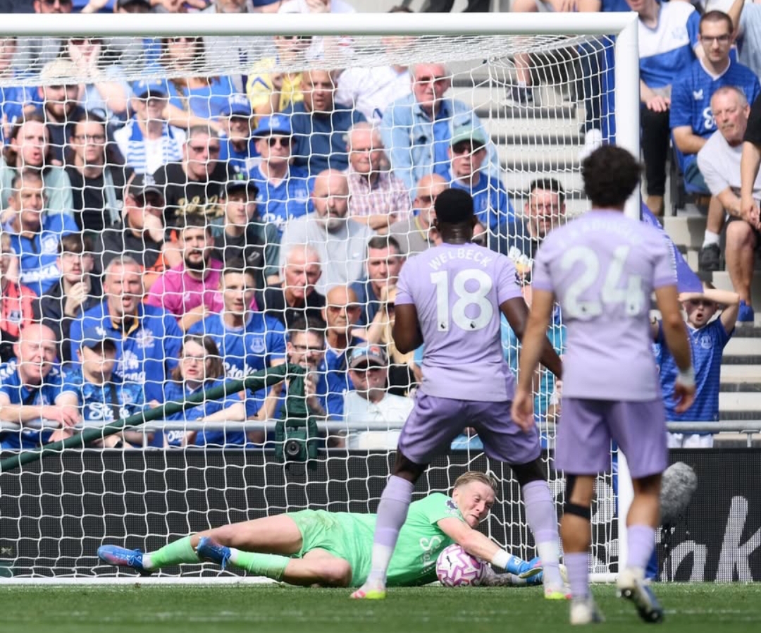 Jordan Pickford menjadi pahlawan Everton ketika ia menepis penalti yang dieksekusi Danny Welbeck. (Foto: Instagram Everton)