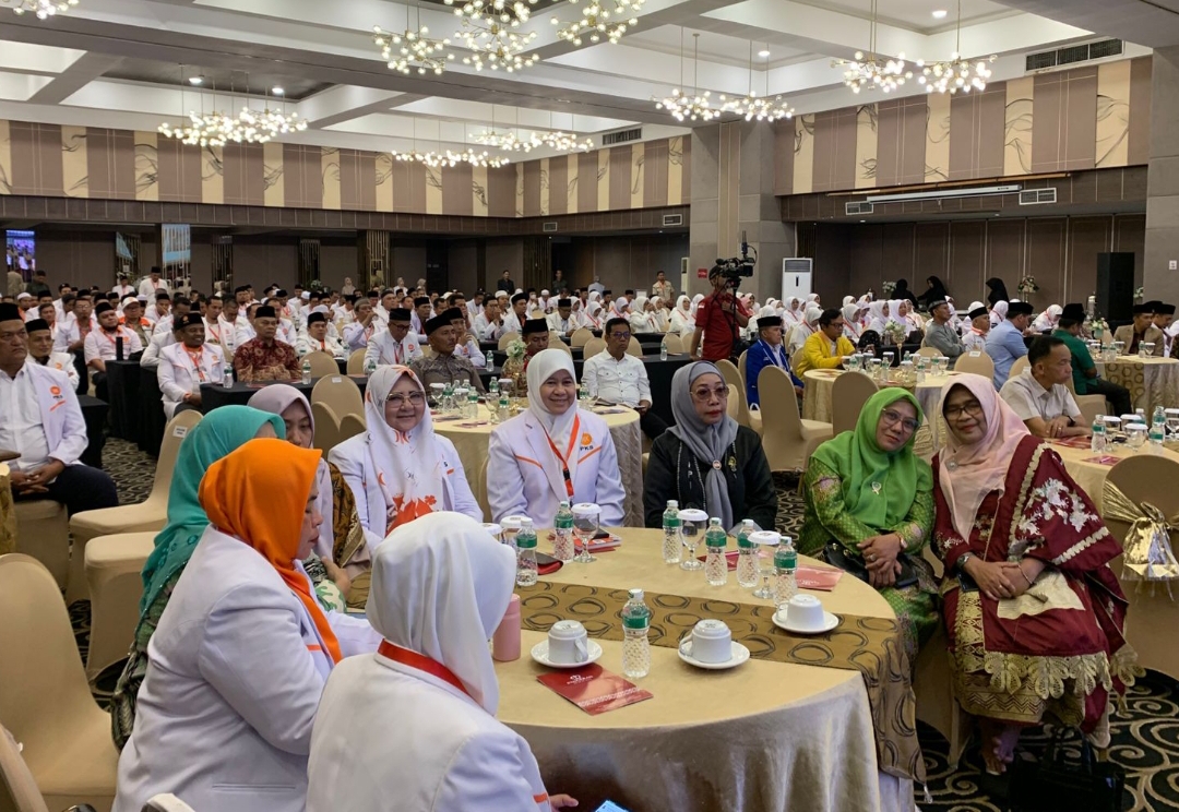 Nevi Zuairina bersama para kader di Muswil VI PKS Sumatera Barat yang berlangsung di Padang, Minggu, 24 Agustus 2025.(Foto: Tim NZ)