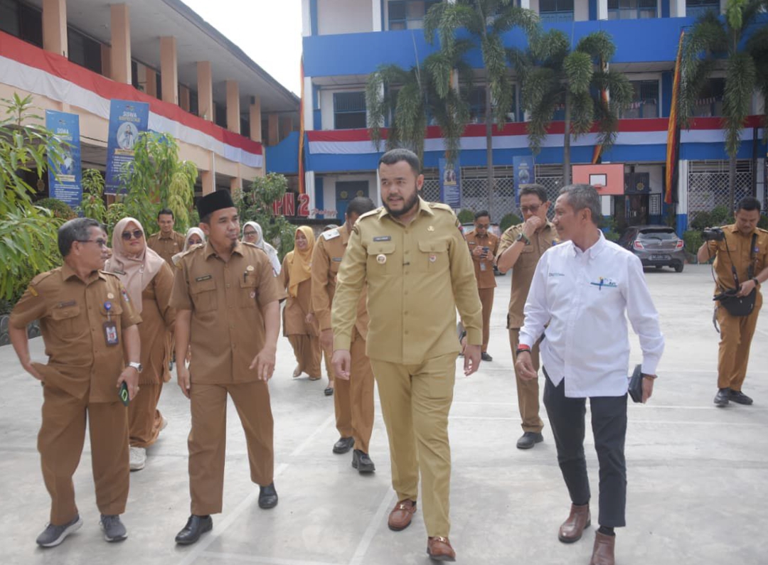 Wali Kota Padang Fadly Amran meninjau SMPN 2 Padang di Kelurahan Belakang Tangsi, Kecamatan Padang Barat, Senin (25/8/2025).(Foto: Prokopim)