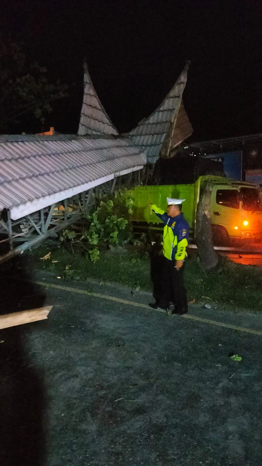 Gapura di depan SPN Padangbesi roboh dan menutup total Jalan Padang-Solok, Senin (25/8/2025).