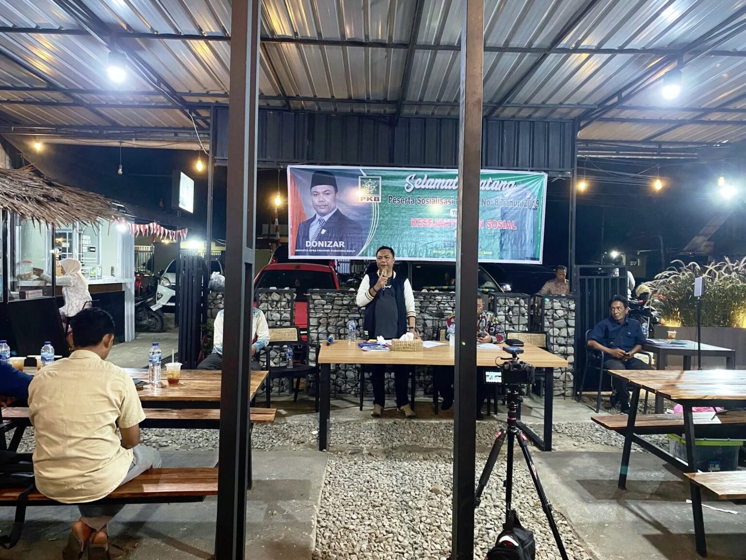 MENAMPUNG ASPIRASI: Anggota DPRD Sumbar, Donizar menyapa peserta sosialisasi Perda Kesejahteraan Sosial di Pasaman Barat, Sabtu malam (23/8). (WILIAN/PADEK)
