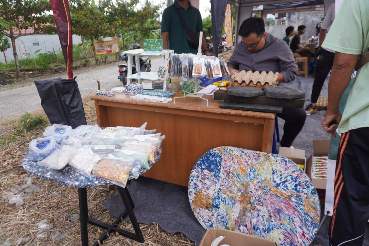 Anak muda Padang kelola sampah plastik melalui Bank Sampah Gemilang, ditukar sembako dan diolah jadi furnitur bernilai, kurangi sampah sekaligus dorong kepedulian lingkungan.