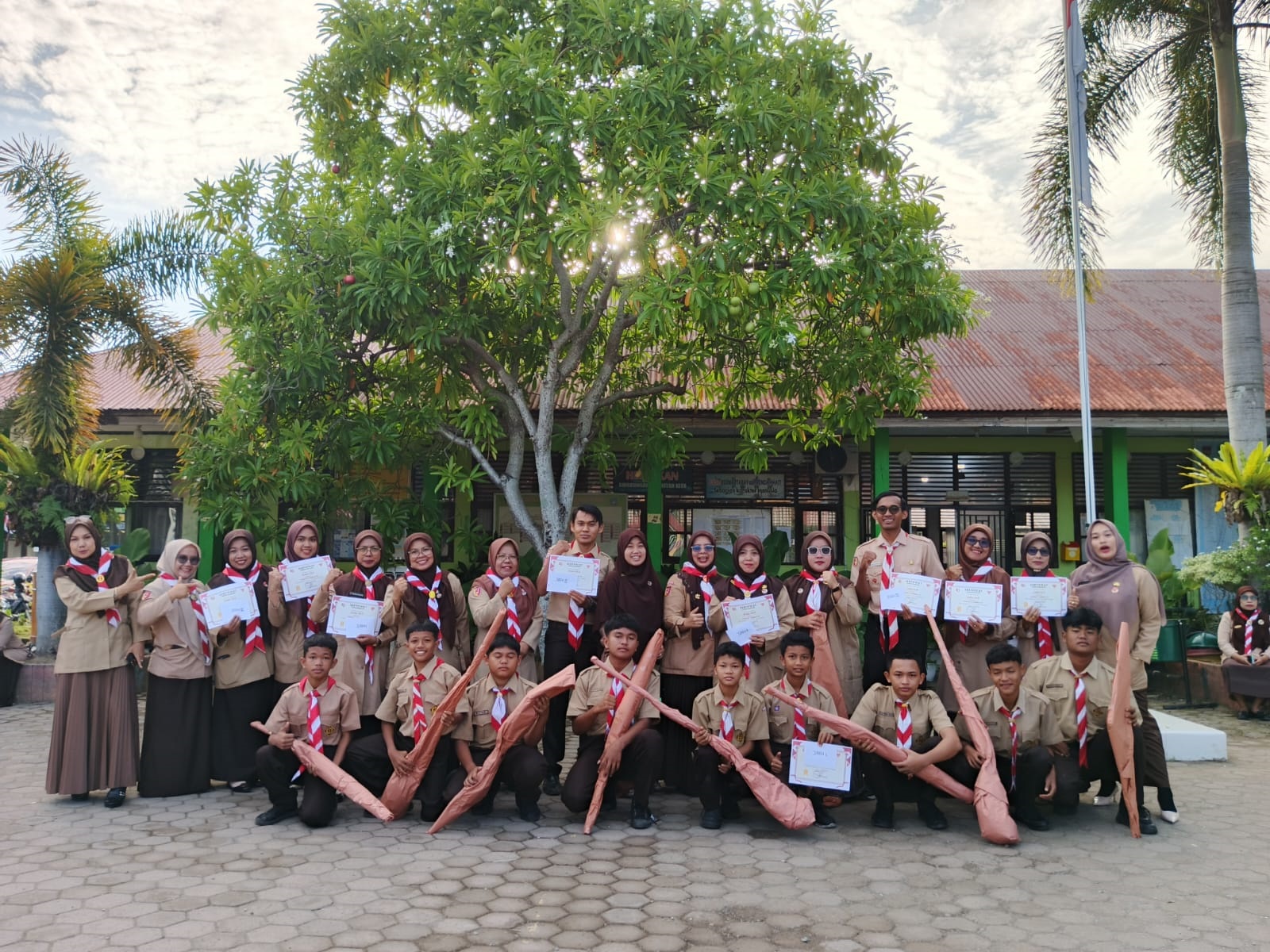 MANDIRI: Siswa SMP Negeri 29 Padang ketika mengikuti kegiatan pramuka di sekolah mereka.