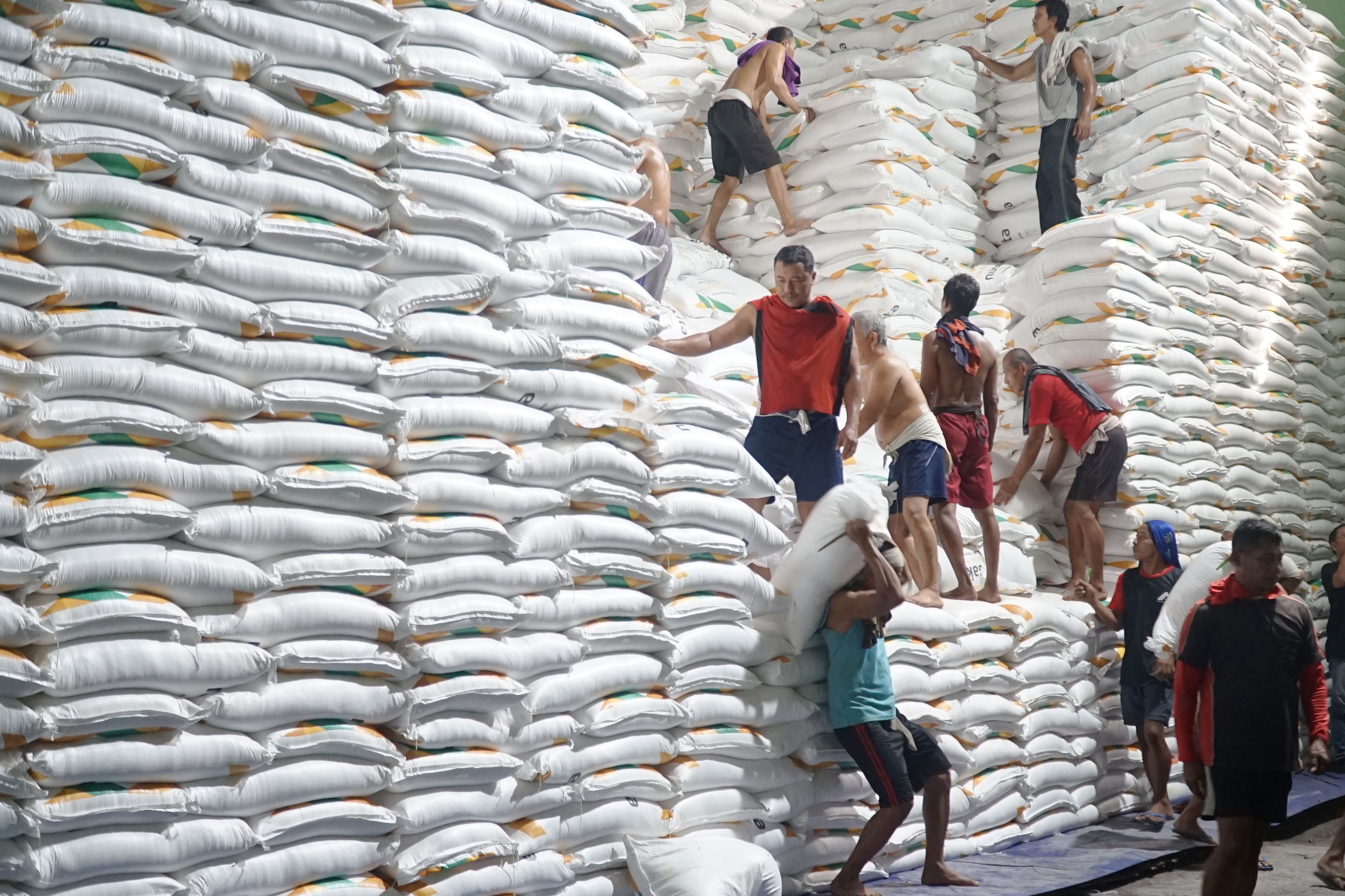 SIAP DIDISTRIBUSIKAN: Pekerja bongkar-muat memindahkan gula pasir atau gula kristal putih hasil produksi dari gudang penyimpanan ke atas truk di PG Modjopanggung, Tulungagung (13/8).