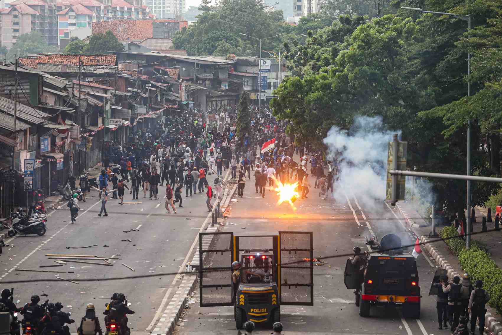 EMOSI: Massa terlibat bentrok dengan polisi di kawasan Pejompongan, Jakarta, kemarin (25/8).