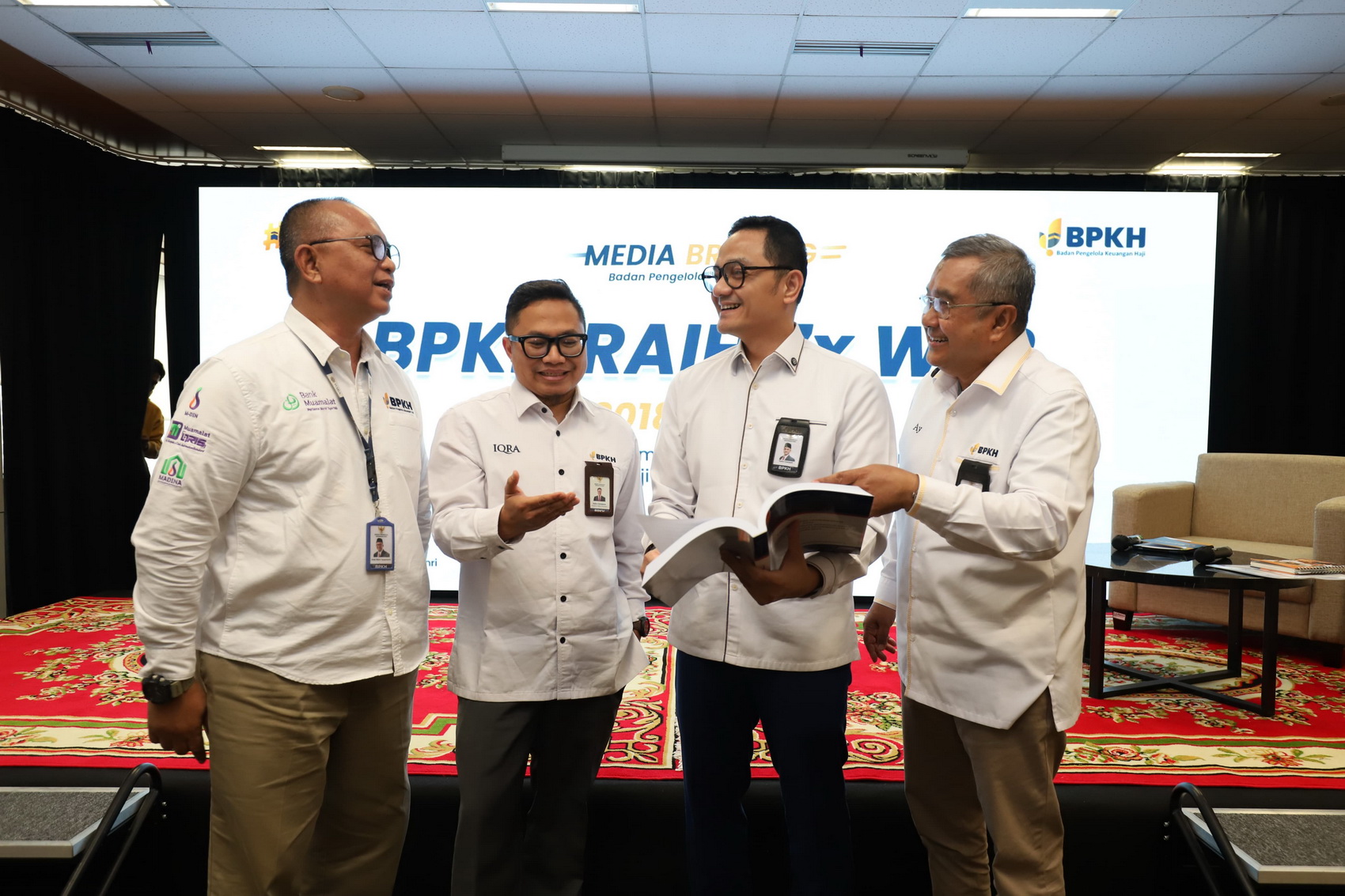 POSITIF: Kepala Badan Pengelola Keuangan Haji (BPKH) Fadlul Imansyah (dua dari kanan) di sela paparan laporan keuangan haji di Jakarta (25/8).