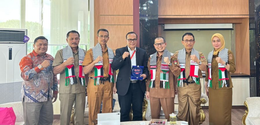 KOMPAK: Wakil Wali Kota Bukittinggi, Ibnu Asis, berfoto bersama perwakilan Q-Pro usai audiensi terkait rencana Konser Amal dan Aksi Bela Palestina di Balai Kota Bukittinggi, Senin (25/8).