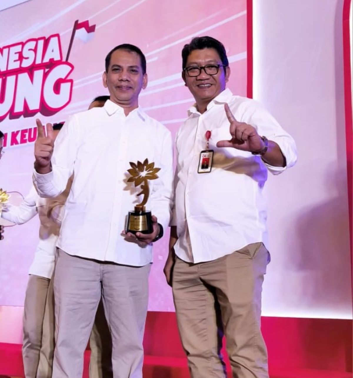 Direktur Utama PT BPR Gema Pesisir Wajdi didampingi Kepala OJK Sumbar Roni Nazra usai menerima Kejar Award dari OJK, Kamis (21/8).