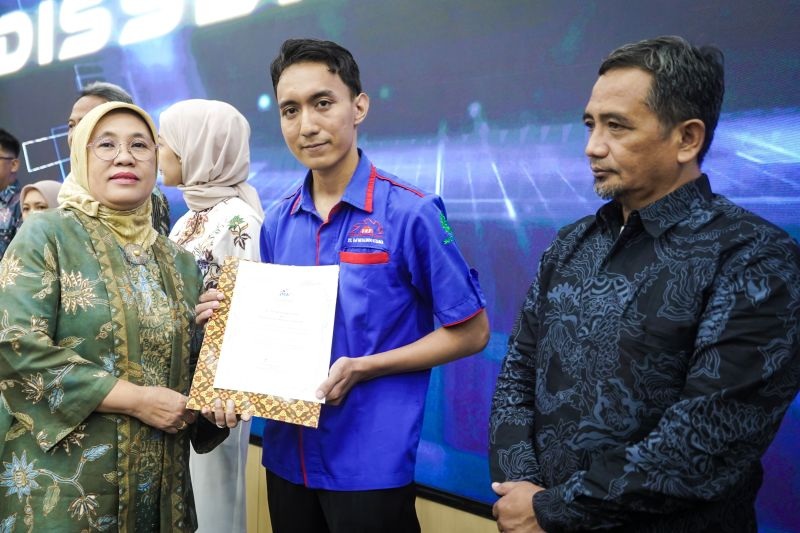 Direktur Jenderal Industri Kecil, Menengah, dan Aneka (IKMA) Kementerian Perindustrian, Reni Yanita memberikan apresiasi kepada salah satu IKM yang ikut andil dalam program kerja sama dengan JICA.