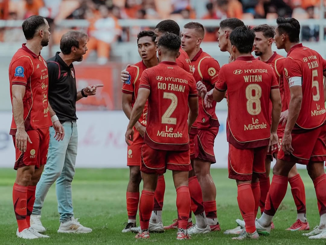 Pelatih Persija Jakarta Mauricio Souza memberikan instruksi kepada pemainnya dalam laga imbang melawan Malut United, pekan lalu. (Foto: Dok. IG Persija)