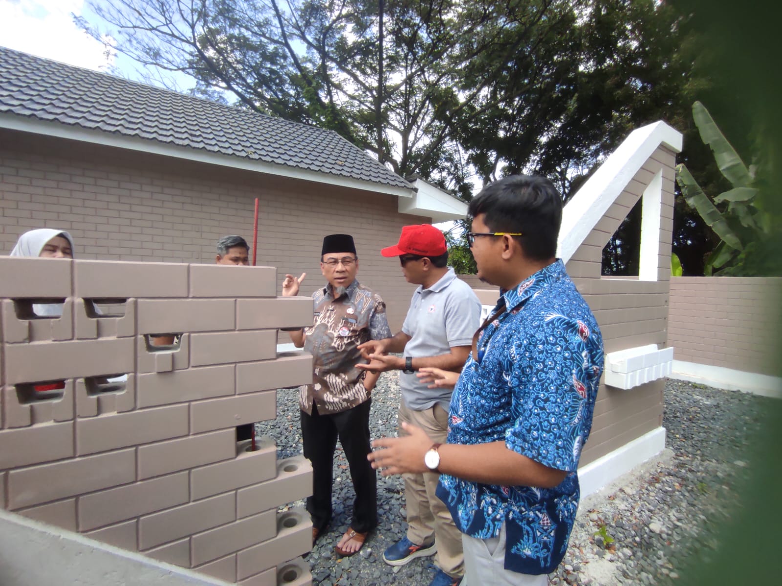 Wawako Padang Maigus Nasir kunjungi PT Semen Padang, apresiasi produk inovasi SEPABLOCK yang ramah lingkungan, efisien, hemat biaya, tahan gempa, dan mendukung pembangunan berkelanjutan.