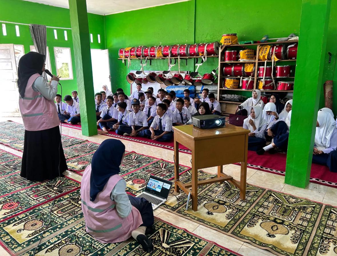 PLN UPT Padang bersama Srikandi PLN gelar penyuluhan bahaya listrik di MTsN 14 Tanahdatar, edukasi siswa soal risiko kelistrikan sehari-hari.